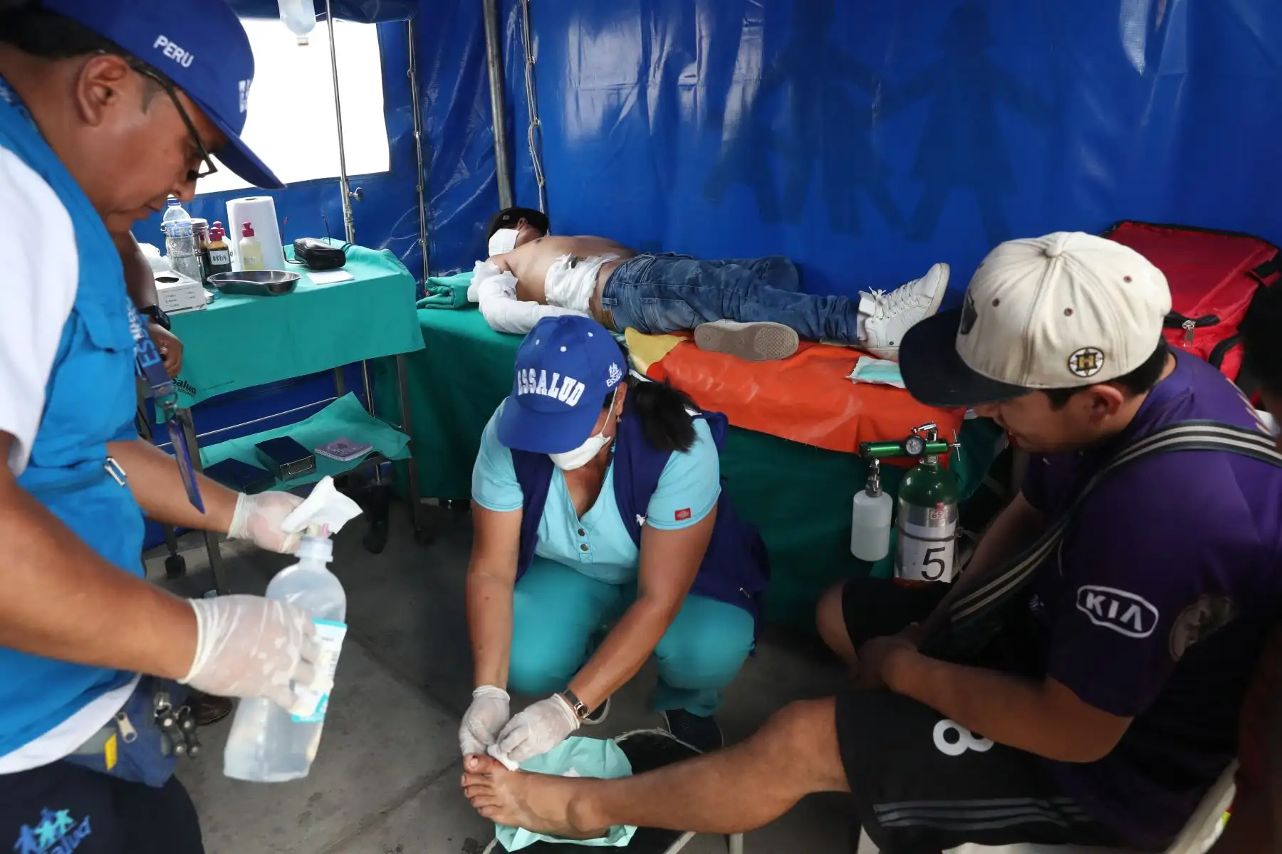 Médicos y enfermeras del Ministerio de Salud, atienden a los heridos tras explosión de camiones de gas en Villa el Salvador.
Foto :ANDINA /Melina Mejia