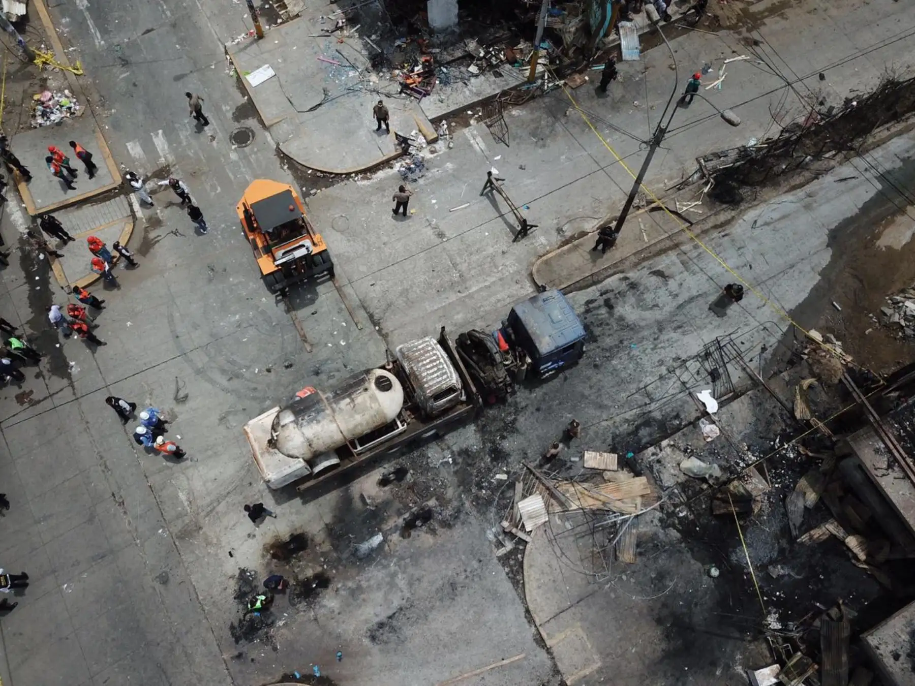 Panorámica del lugar donde ocurrió la explosión de camión que transportaba gas en el distrito de Villa El Salvador. 
Foto :Braian Reyna