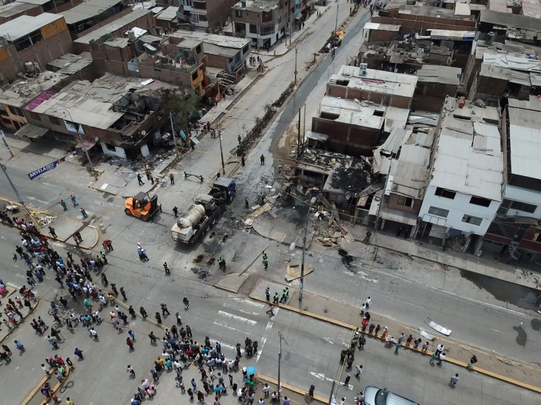 Pavoroso incendio provocado por explosión de un camión que transportaba gas en el distrito de Villa El Salvador, causa 2 muertes y decenas de heridos. 
Foto: ANDINA/Melina Mejía
