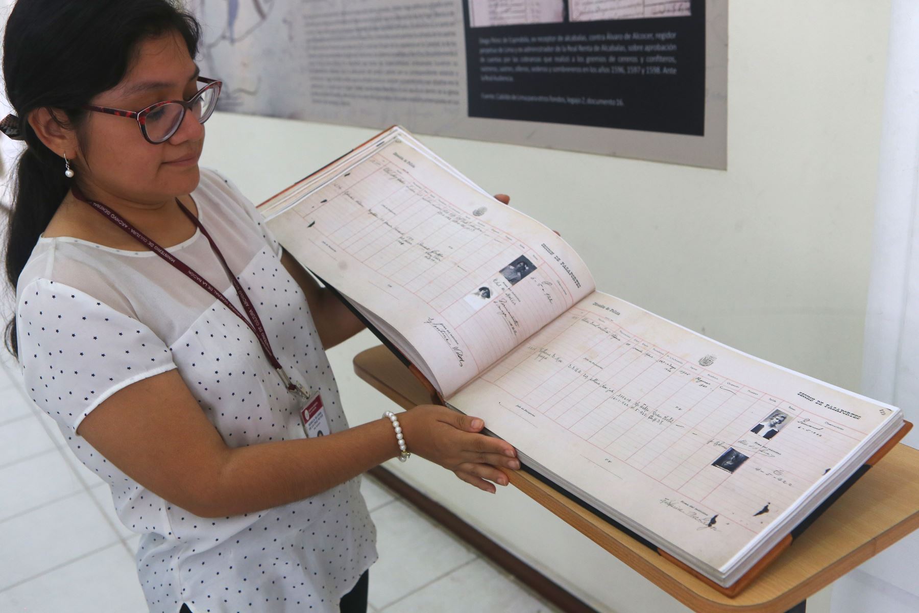 Registro de inmigrantes de varios siglos atrás, guardado celosamente por el AGN. Foto:ANDINA/Héctor Vinces