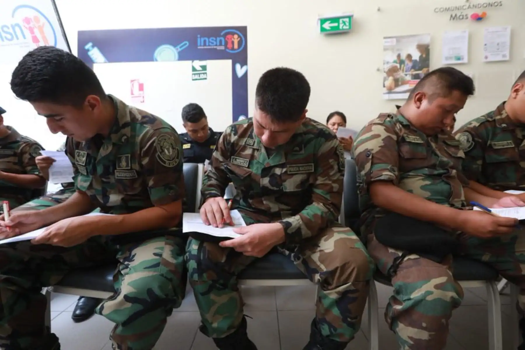 Miembros de la Policía Nacional donan sangre para víctimas de la explosión en Villa El Salvador.Foto: ANDINA/Minsa