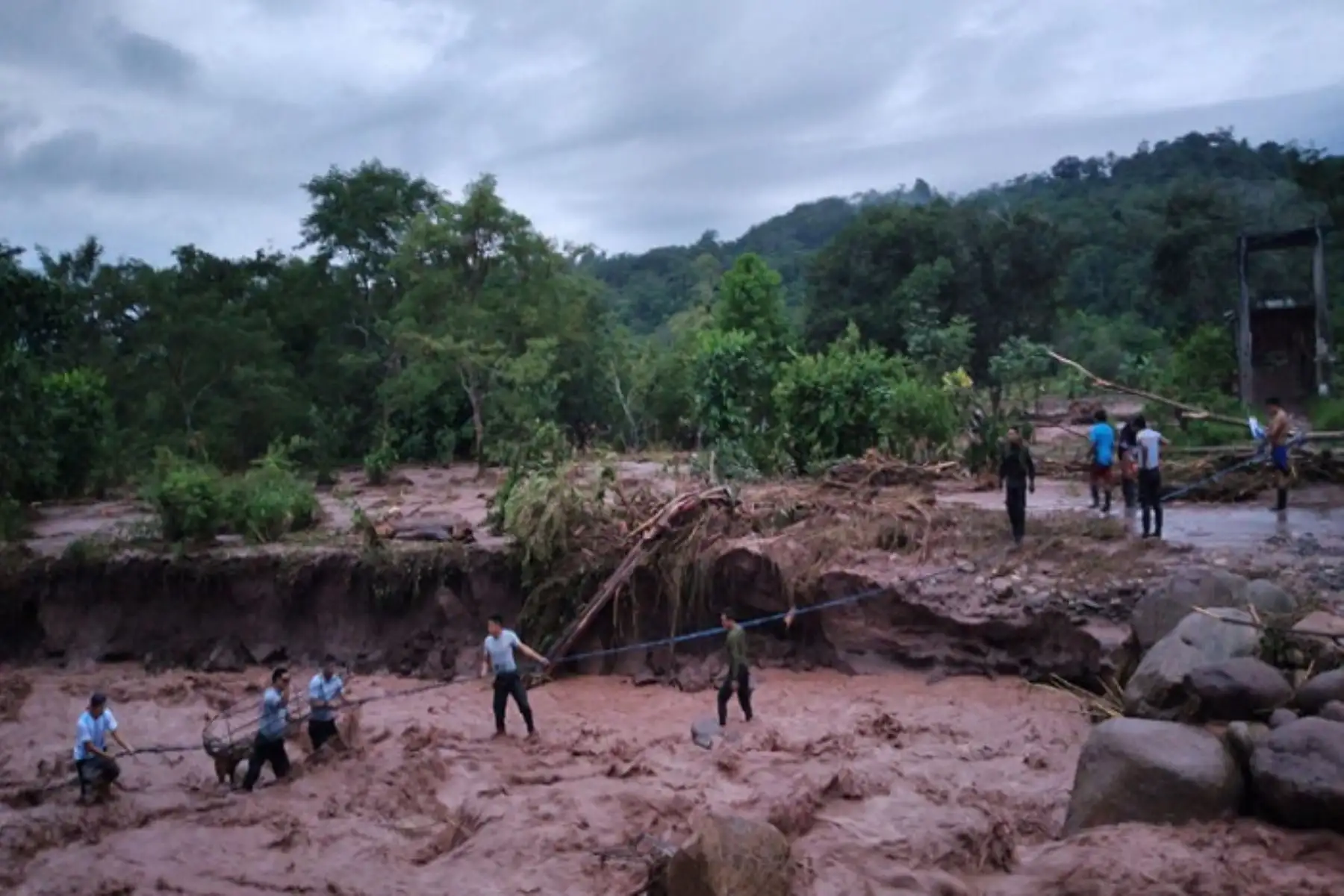 San Martín: desborde de río Ocheque daña puente vehicular y aisla a dos familias