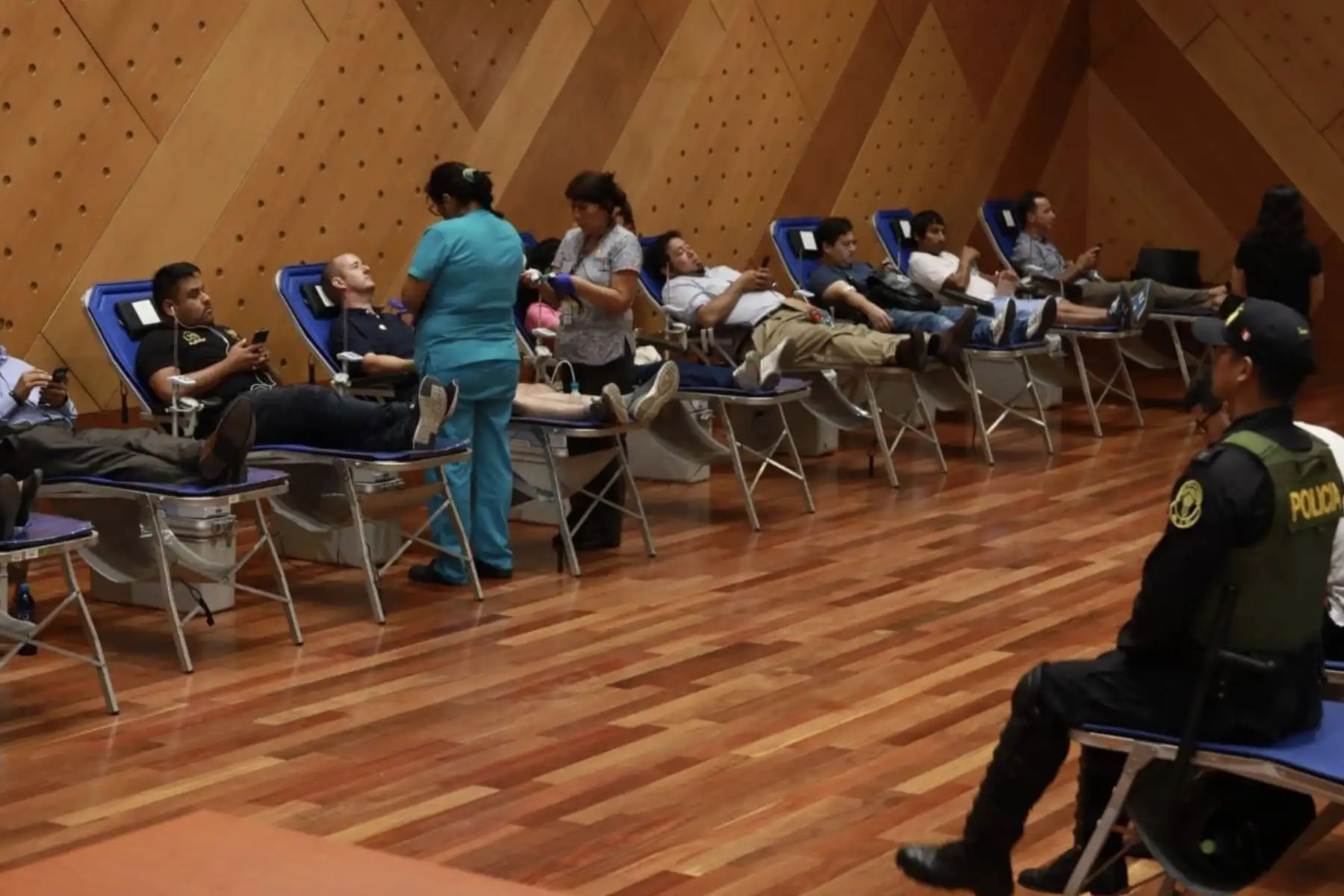 Ciudadanos se acercan  a hospitales para donar sangre en solidaridad con heridos, tras accidente por explosión de camión con gas.
Foto:ANDINA/Minsa