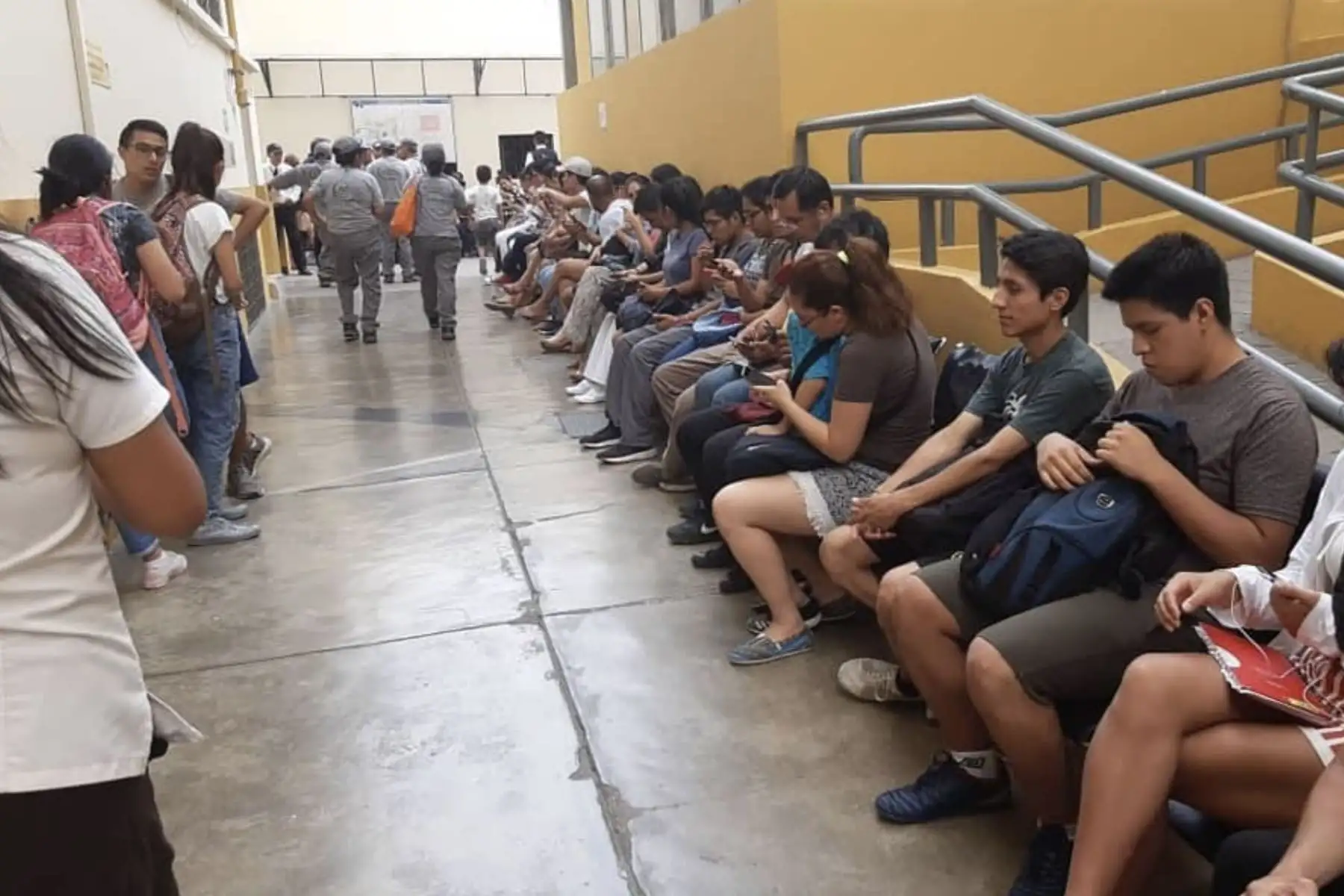 Ciudadanos se acercan  a hospitales para donar sangre en solidaridad con heridos, tras accidente por explosión de camión con gas.
Foto:ANDINA/Minsa