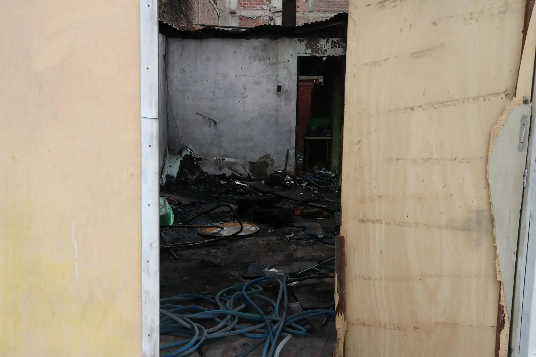La deflagración ocurrida en Villa el Salvador dejó toda una cuadra con casas dañadas en la calle Villa del Mar.  Foto: ANDINA/Melina Mejía