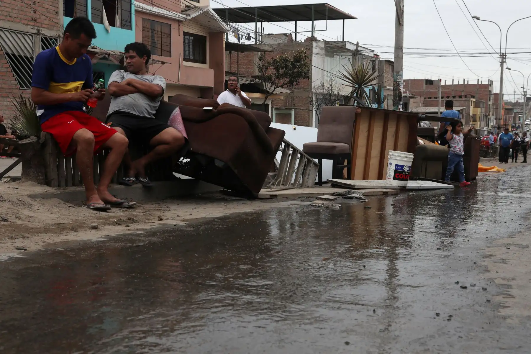La deflagración ocurrida en Villa el Salvador dejó toda una cuadra con casas dañadas en la calle Villa del Mar.  Foto: ANDINA/Melina Mejía