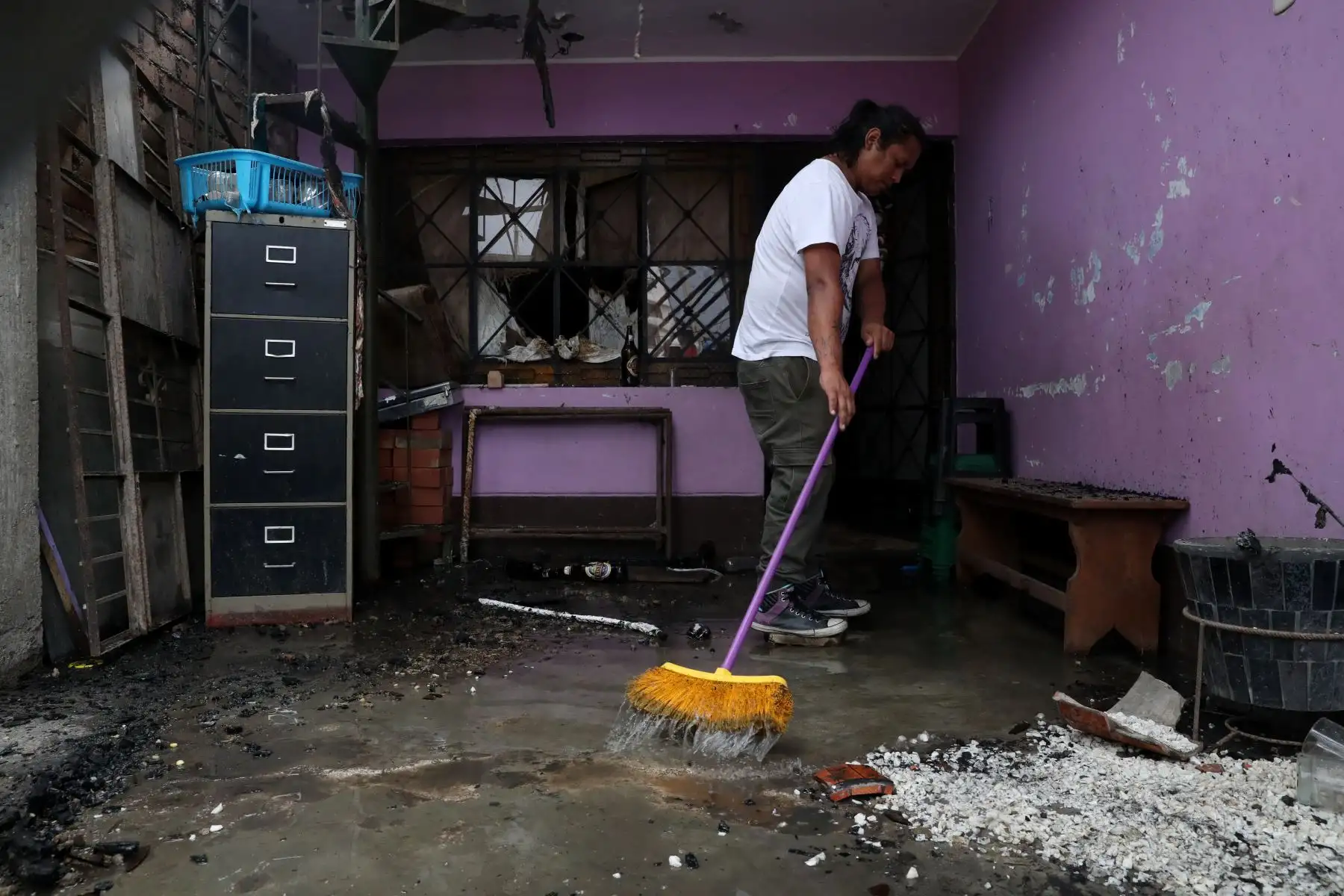 La deflagración ocurrida en Villa el Salvador dejó toda una cuadra con casas dañadas en la calle Villa del Mar.  Foto: ANDINA/Melina Mejía