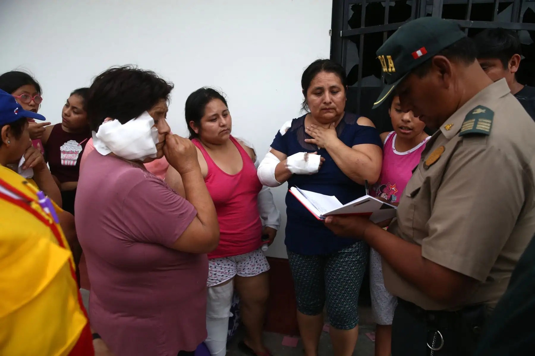 La deflagración ocurrida en Villa el Salvador dejó toda una cuadra con casas dañadas en la calle Villa del Mar. Foto: ANDINA/Vidal Tarqui