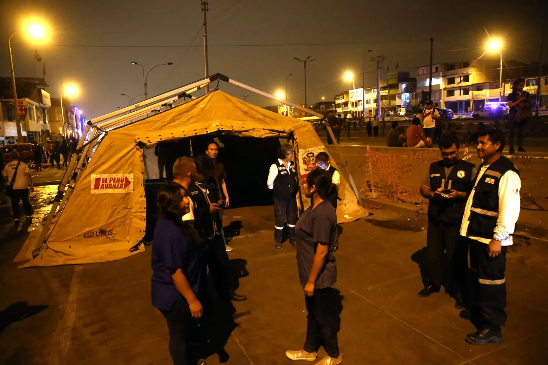 Ayudas de la deflagración ocurrida en Villa el Salvador dejó toda una cuadra con casas dañadas en la calle Villa del Mar. Foto: ANDINA/Vidal Tarqui