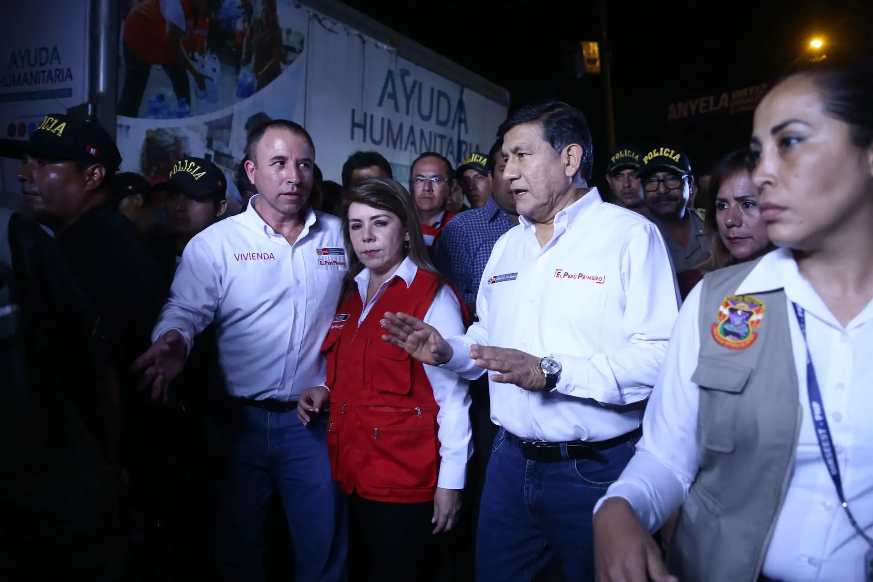 Ministra de Salud, María Elizabeth Hinostroza y Ministro del Interior, Carlos Moran llegan a la zona del incidente en Villa el Salvador para supervisar ayuda.
Foto: ANDINA/Vidal Tarqui