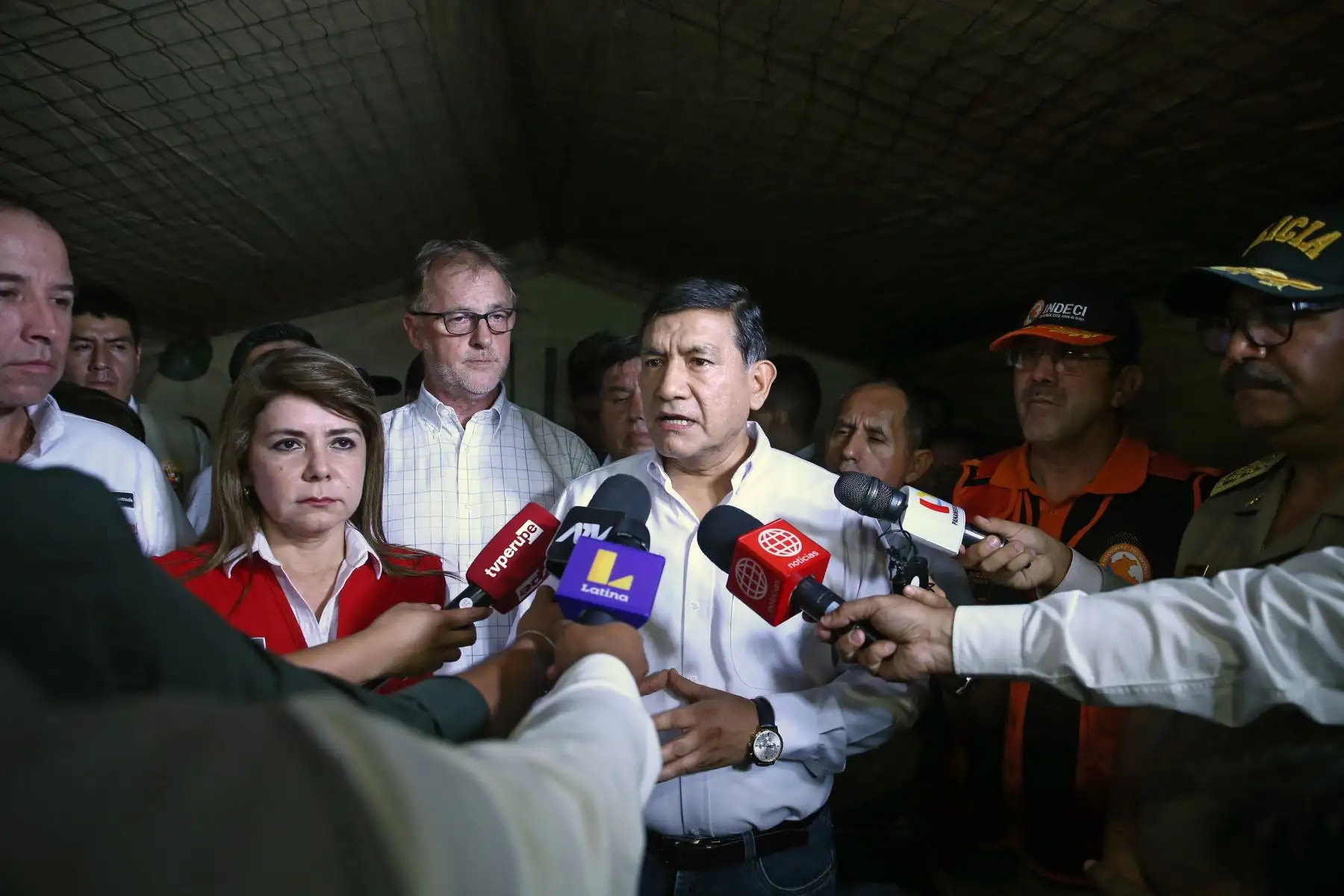 Ministra de Salud, María Elizabeth Hinostroza y Ministro del Interior, Carlos Moran llegan a la zona del incidente en Villa el Salvador para supervisar ayuda.
Foto: ANDINA/Vidal Tarqui