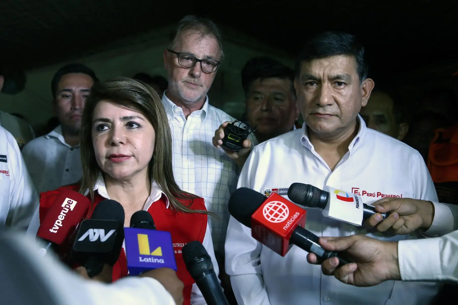 Ministra de Salud, María Elizabeth Hinostroza y Ministro del Interior, Carlos Moran llegan a la zona del incidente en Villa el Salvador para supervisar ayuda.
Foto: ANDINA/Vidal Tarqui