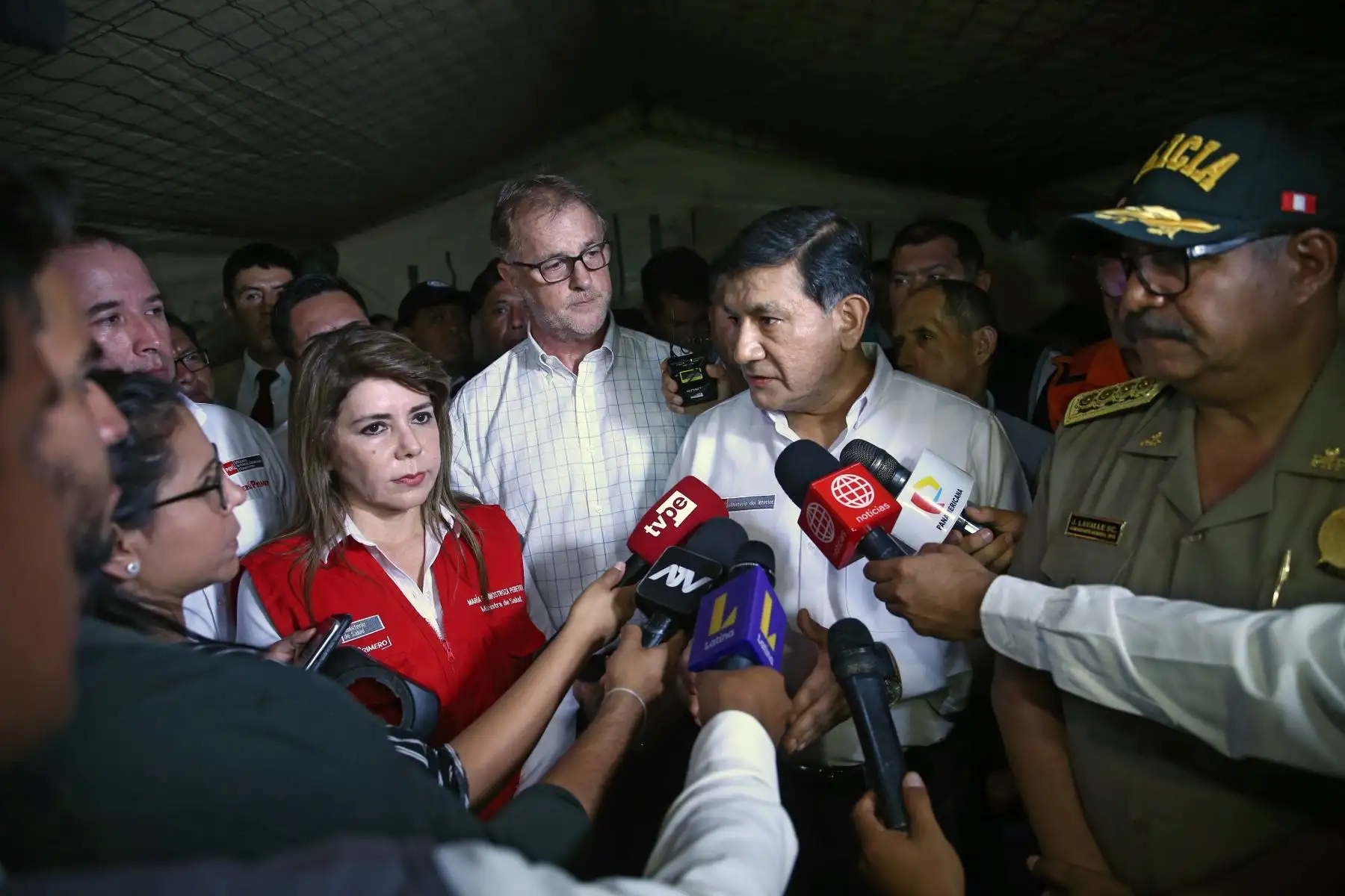 Ministra de Salud, María Elizabeth Hinostroza y Ministro del Interior, Carlos Moran llegan a la zona del incidente en Villa el Salvador para supervisar ayuda.
Foto: ANDINA/Vidal Tarqui