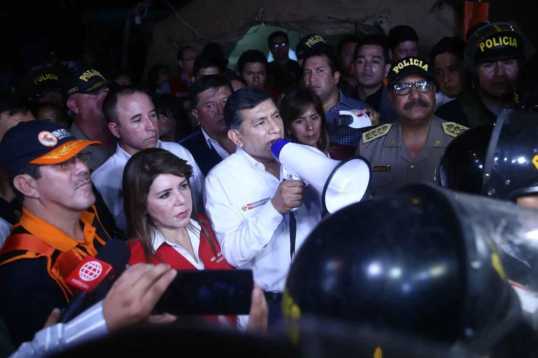 Ministra de Salud, María Elizabeth Hinostroza y Ministro del Interior, Carlos Moran llegan a la zona del incidente en Villa el Salvador para supervisar ayuda.
Foto: ANDINA/Vidal Tarqui