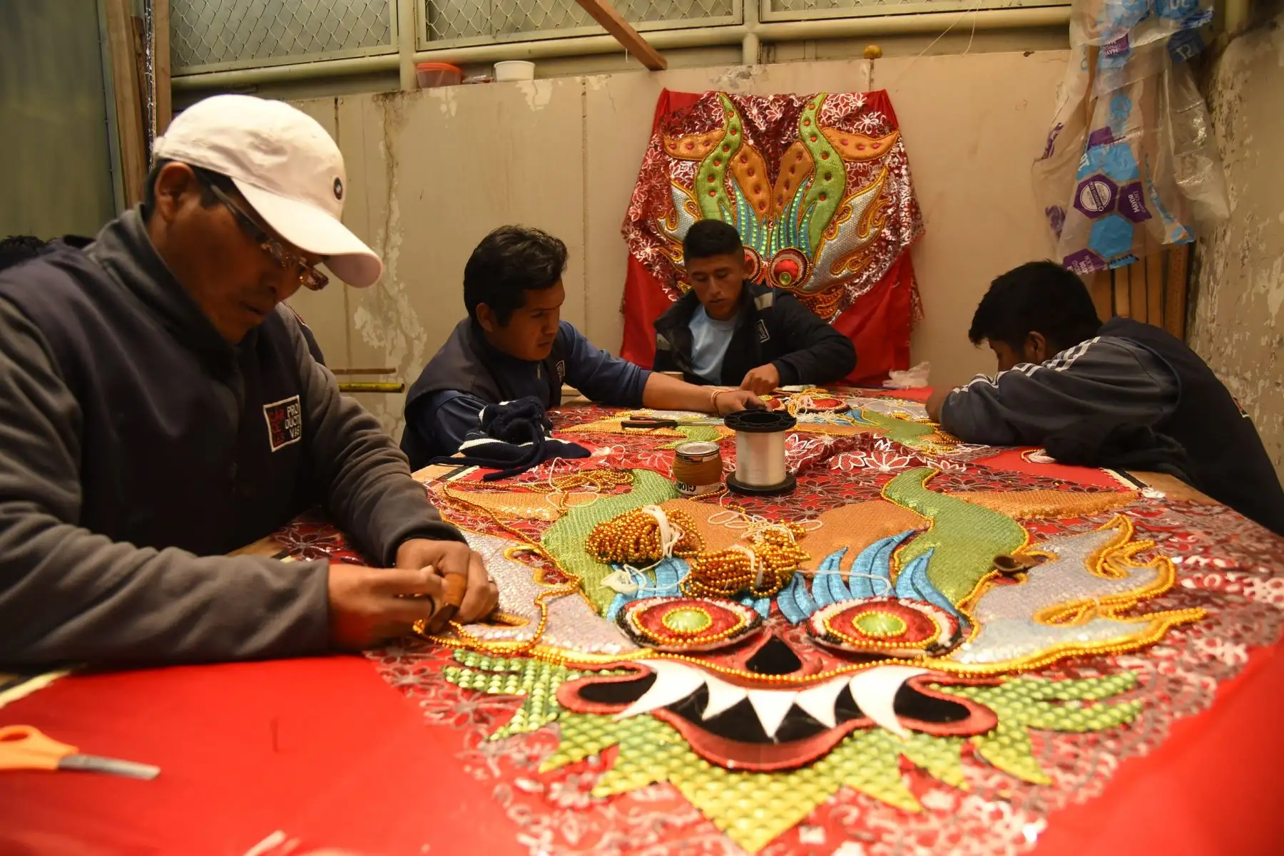 Internos del penal de Puno se lucen en la confección de trajes para los danzantes de la Festividad de la Virgen de la Candelaria. Foto: ANDINA/difusión.