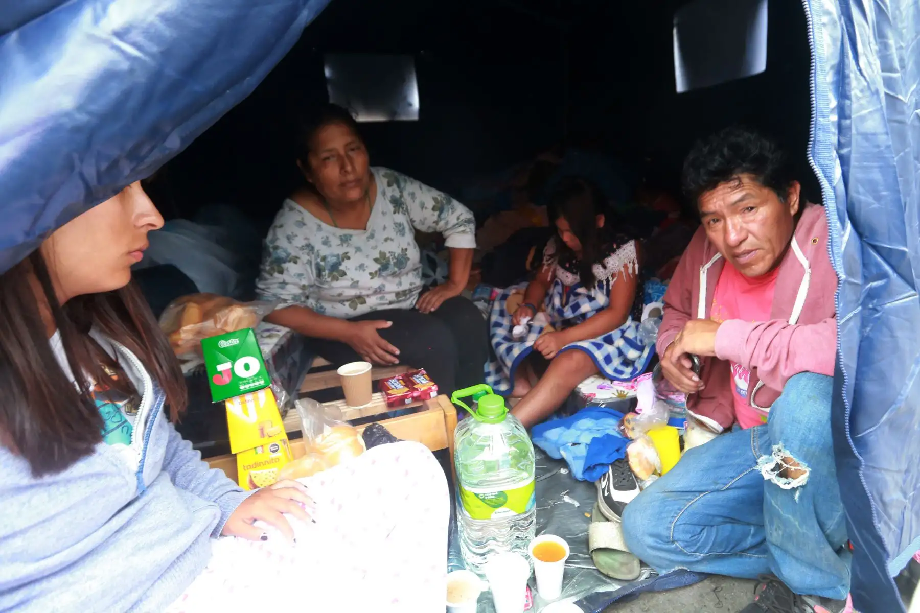 Con acciones de ayuda y la solidaridad de la población, amanecen los vecinos afectados por la deflagración en Villa el Salvador. Foto: ANDINA/Jhony Laurente