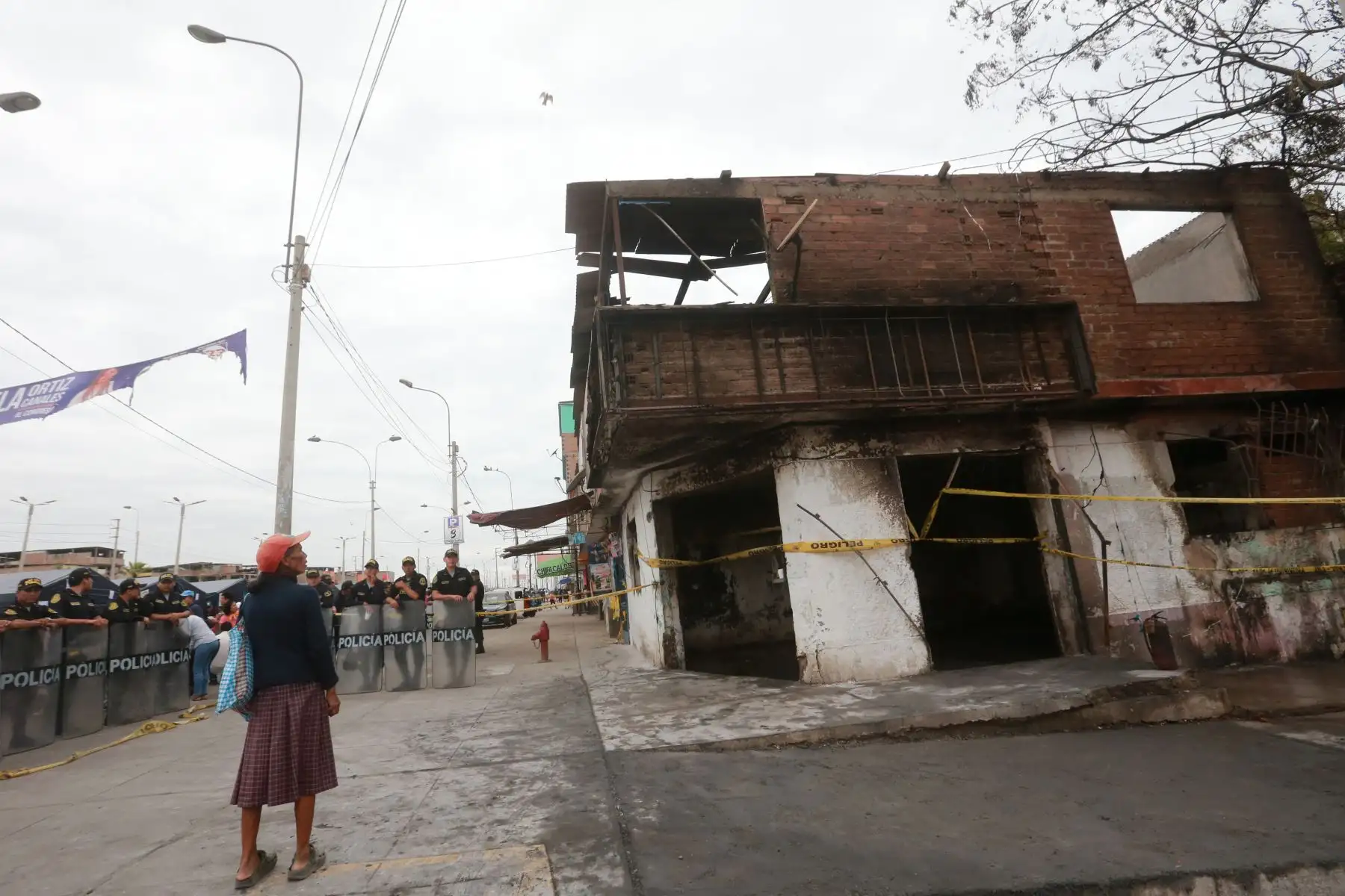 Con acciones de ayuda y la solidaridad de la población, amanecen los vecinos afectados por la deflagración en Villa el Salvador. Foto: ANDINA/Jhony Laurente