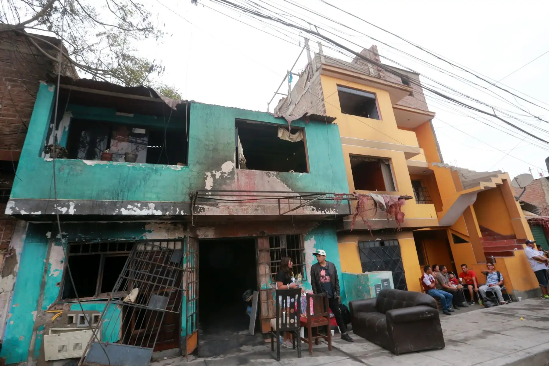 Con acciones de ayuda y la solidaridad de la población, amanecen los vecinos afectados por la deflagración en Villa el Salvador. Foto: ANDINA/Jhony Laurente