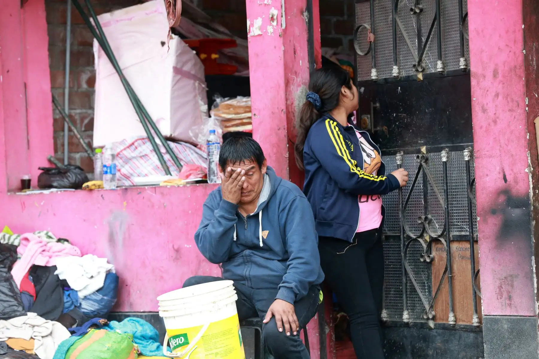 Vecinos afectados por la deflagración en Villa el Salvador. Foto: ANDINA/Jhony Laurente