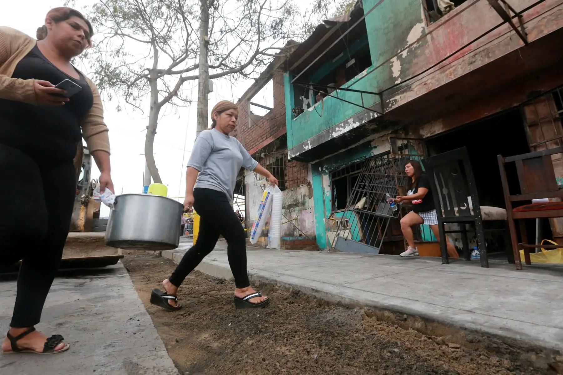 Con acciones de ayuda y la solidaridad de la población, amanecen los vecinos afectados por la deflagración en Villa el Salvador. Foto: ANDINA/Jhony Laurente