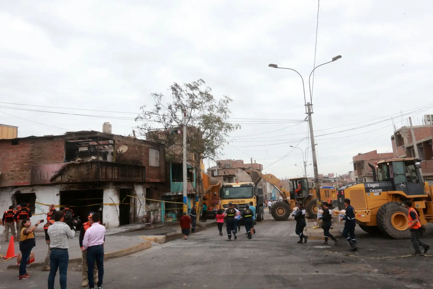 Con acciones de ayuda y la solidaridad de la población, amanecen los vecinos afectados por la deflagración en Villa el Salvador. Foto: ANDINA/Jhony Laurente