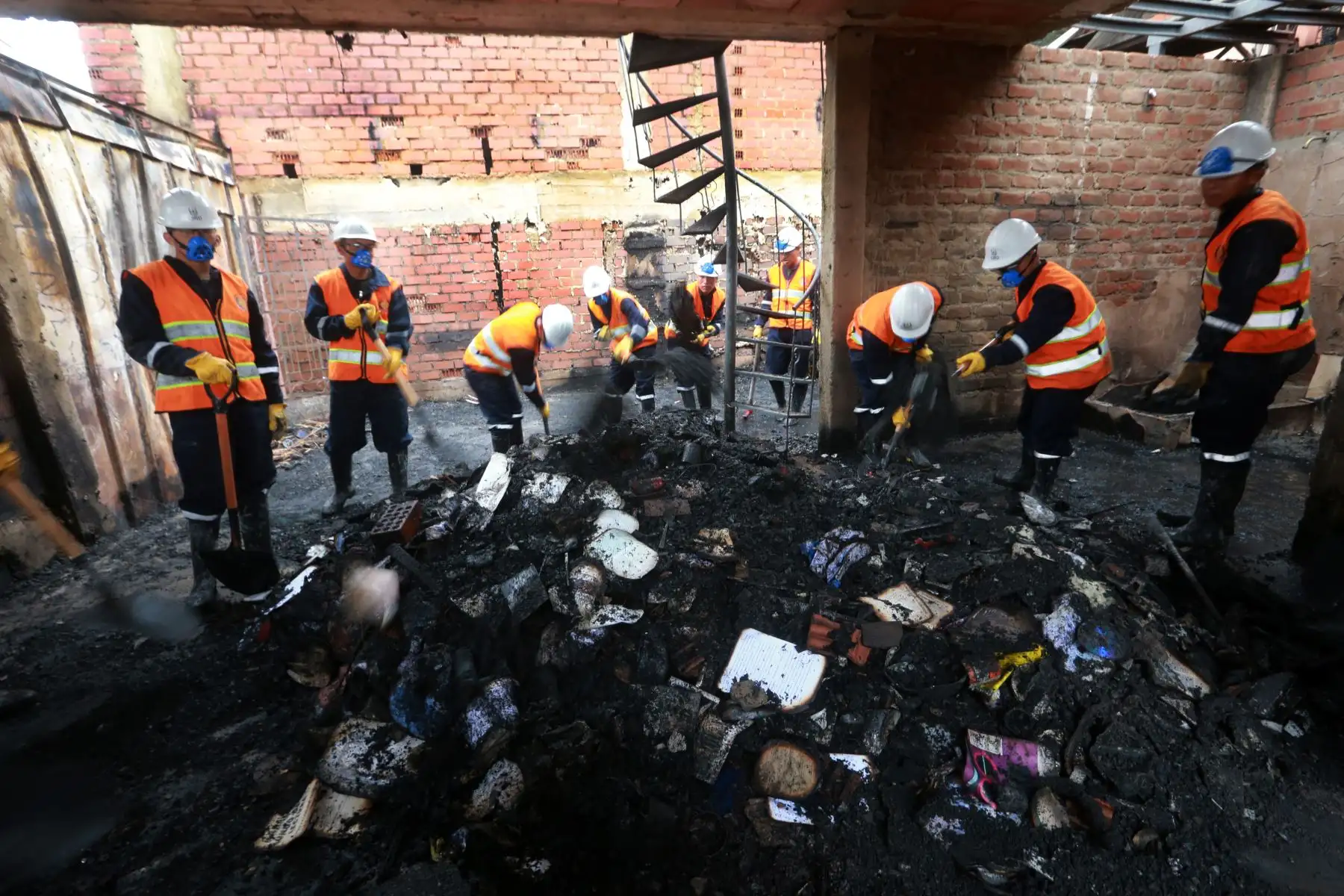Con acciones de ayuda y la solidaridad de la población, amanecen los vecinos afectados por la deflagración en Villa el Salvador. Foto: ANDINA/Jhony Laurente