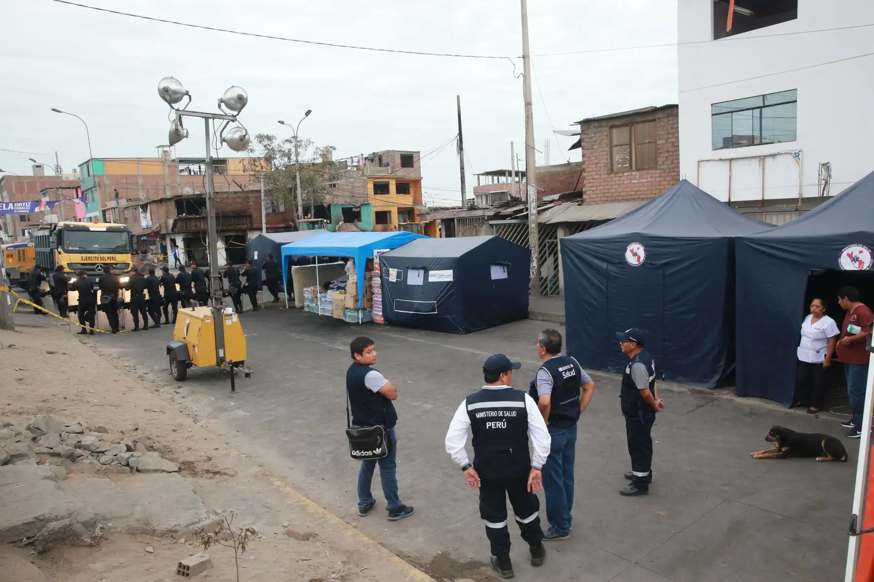 Con acciones de ayuda y la solidaridad de la población, amanecen los vecinos afectados por la deflagración en Villa el Salvador. Foto: ANDINA/Jhony Laurente