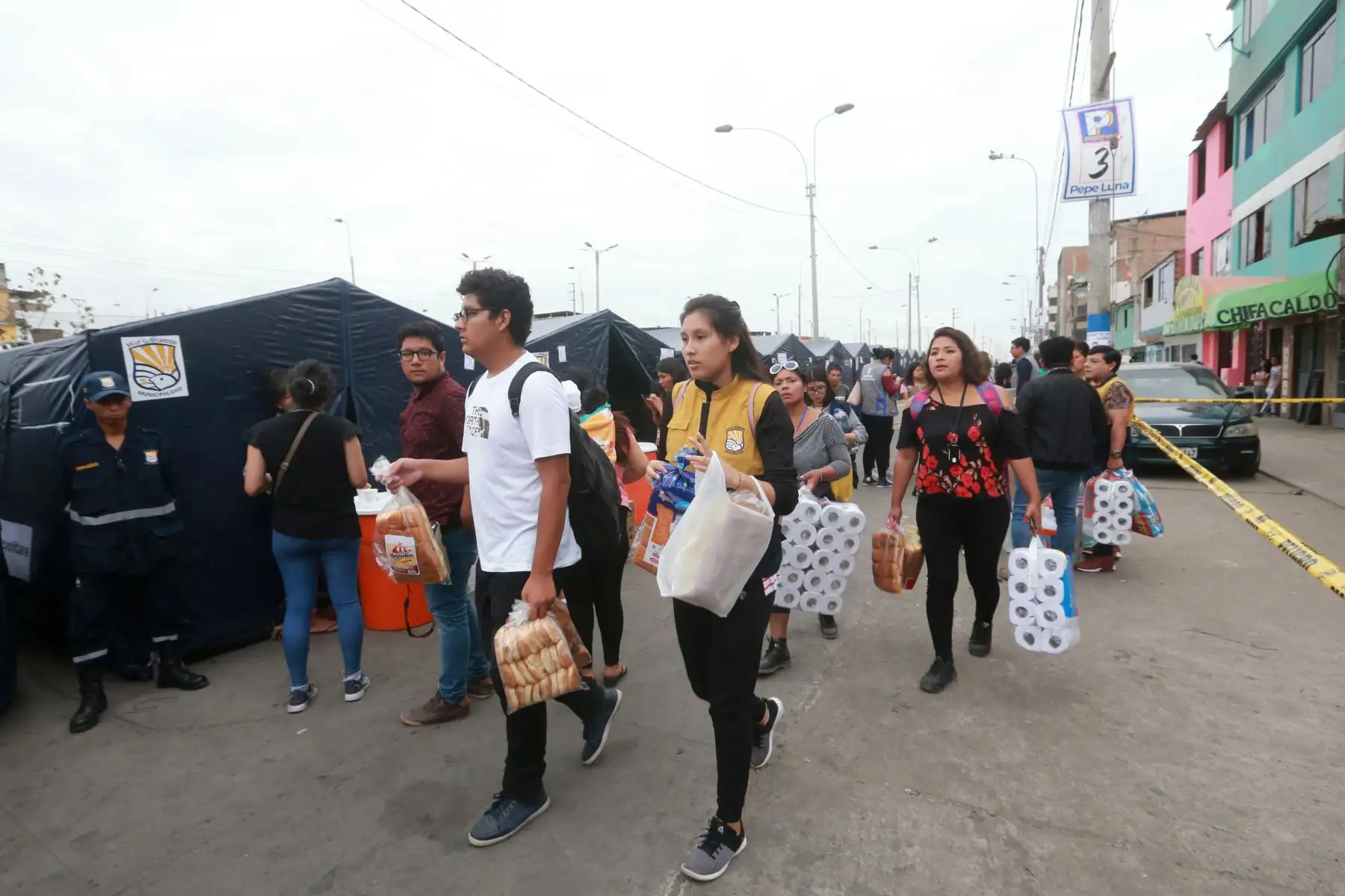 Con acciones de ayuda y la solidaridad de la población, amanecen los vecinos afectados por la deflagración en Villa el Salvador. Foto: ANDINA/Jhony Laurente