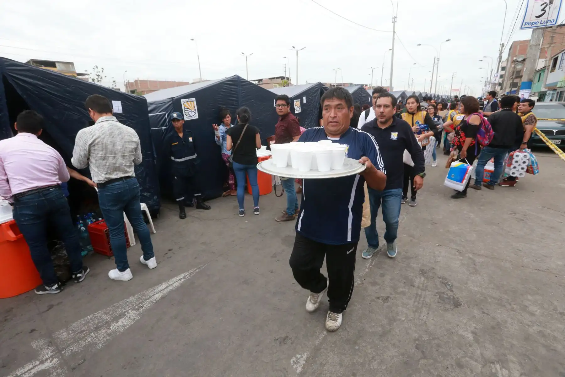 Con acciones de ayuda y la solidaridad de la población, amanecen los vecinos afectados por la deflagración en Villa el Salvador. Foto: ANDINA/Jhony Laurente