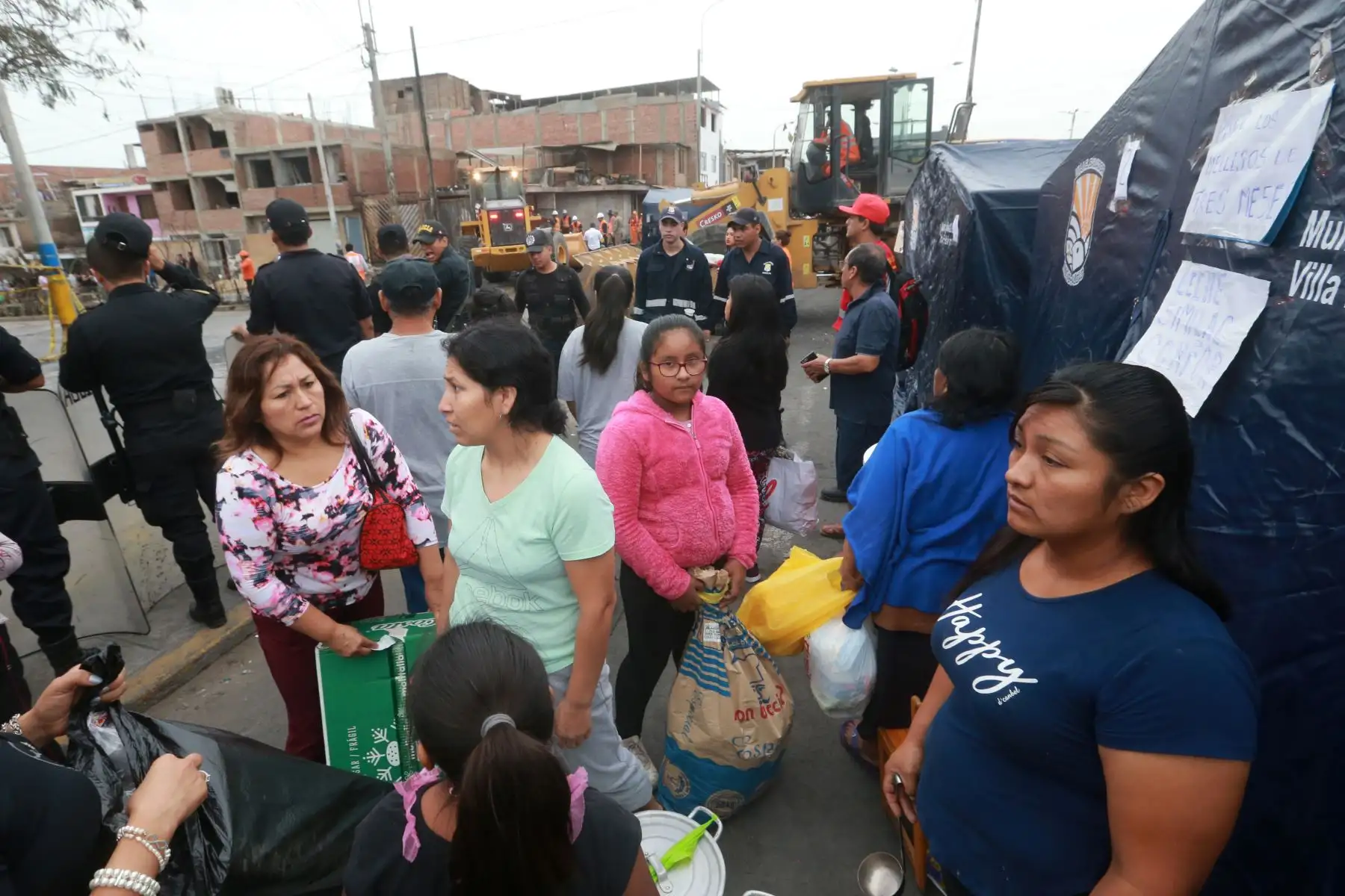 Con acciones de ayuda y la solidaridad de la población, amanecen los vecinos afectados por la deflagración en Villa el Salvador. Foto: ANDINA/Jhony Laurente