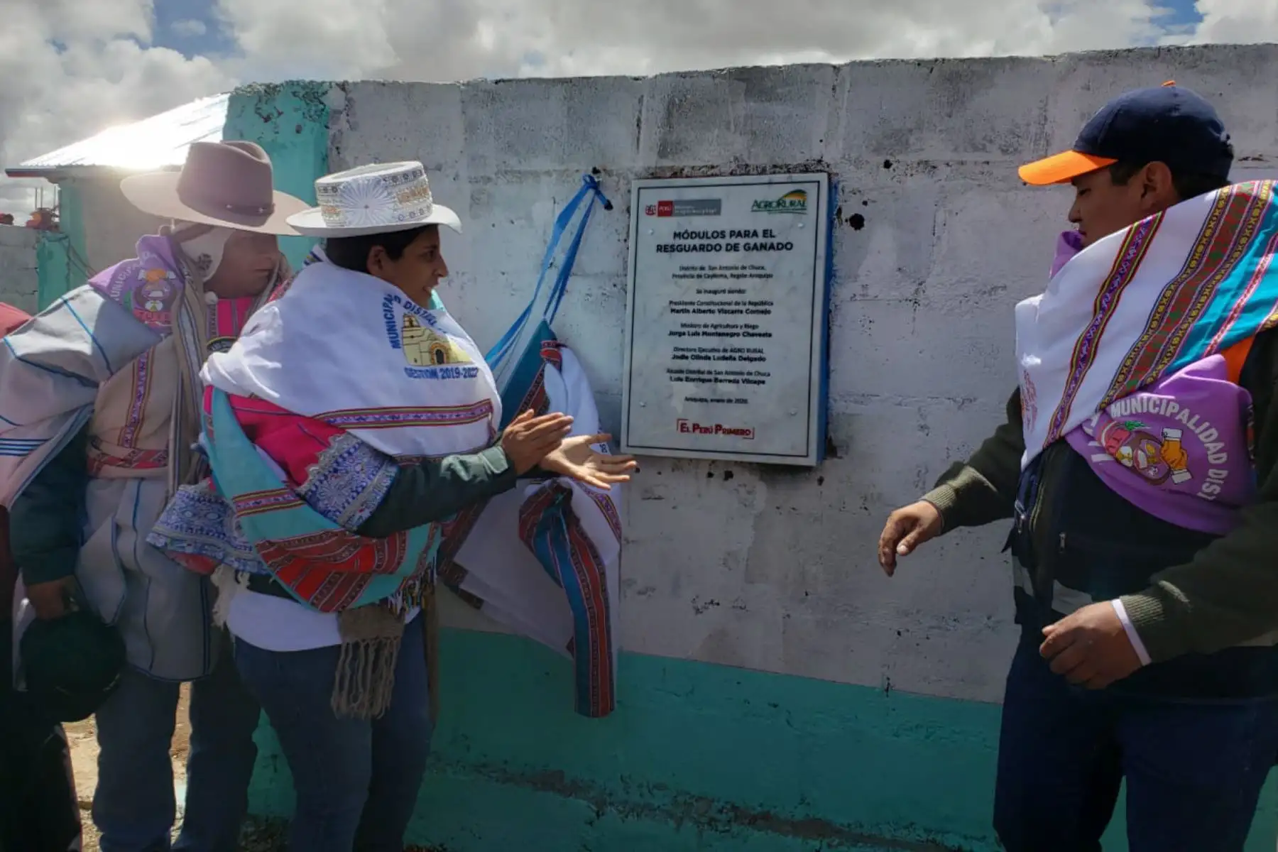 Ministerio de Agricultura entrega 30 cobertizos para proteger a alpacas y ovinos en zonas altas de Arequipa. ANDINA/Difusión