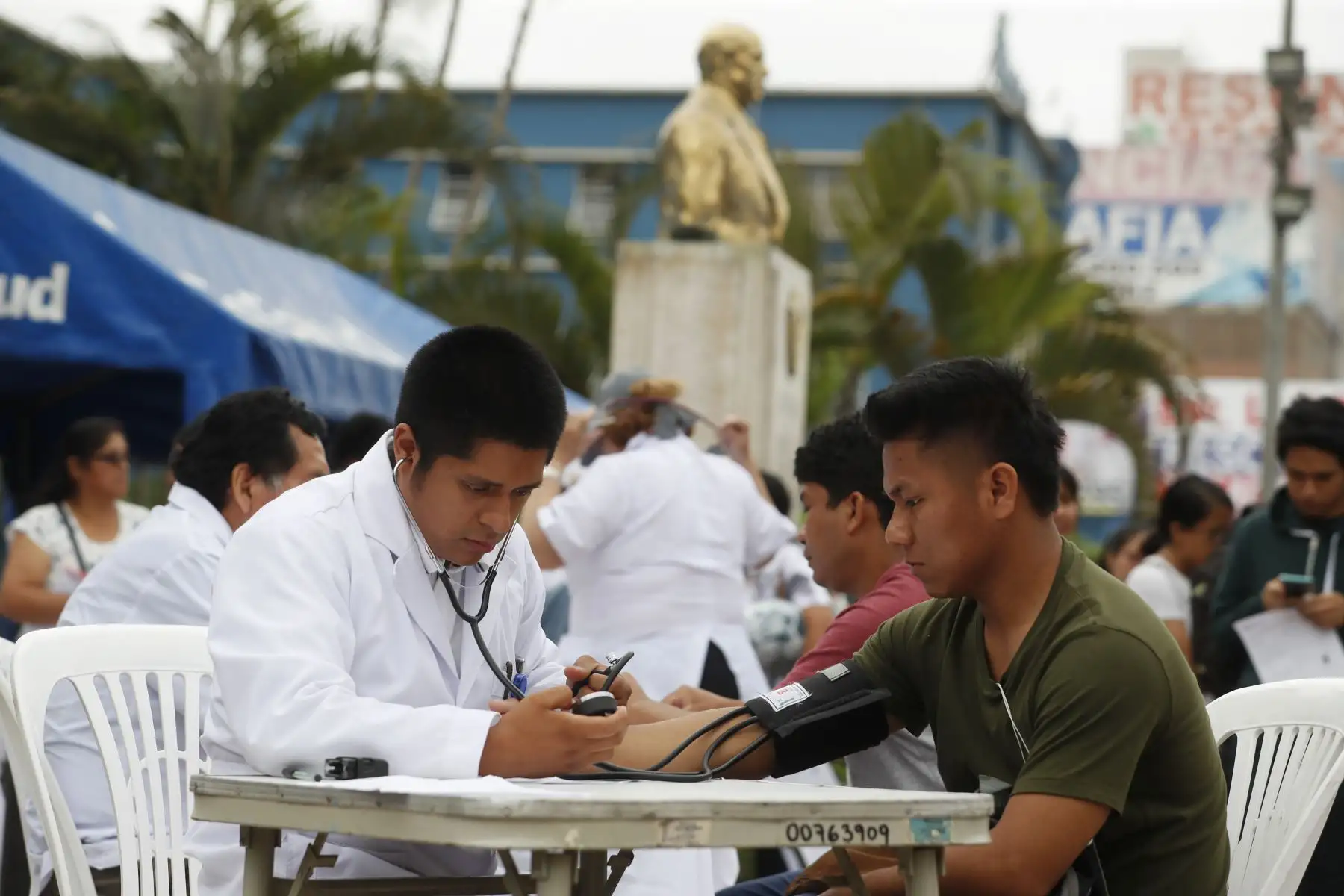 Cientos de personas acuden al Hospital Almenara para donar sangre en solidaridad con las víctimas de Villa el Salvador. Foto: ANDINA/Renato Pajuelo