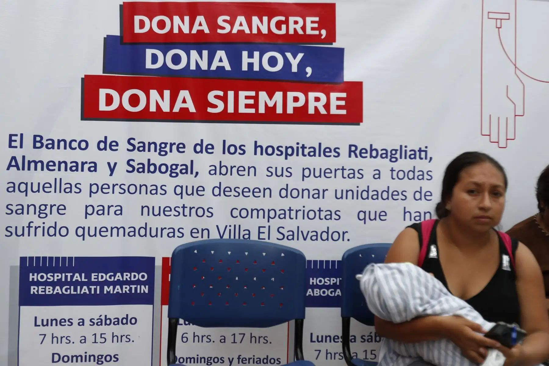 Cientos de personas acuden al Hospital Almenara para donar sangre en solidaridad con las víctimas de Villa el Salvador. Foto: ANDINA/Renato Pajuelo