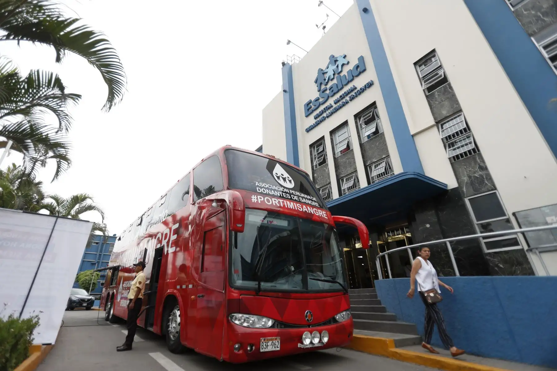Cientos de personas acuden al Hospital Almenara para donar sangre en solidaridad con las víctimas de Villa el Salvador. Foto: ANDINA/Renato Pajuelo