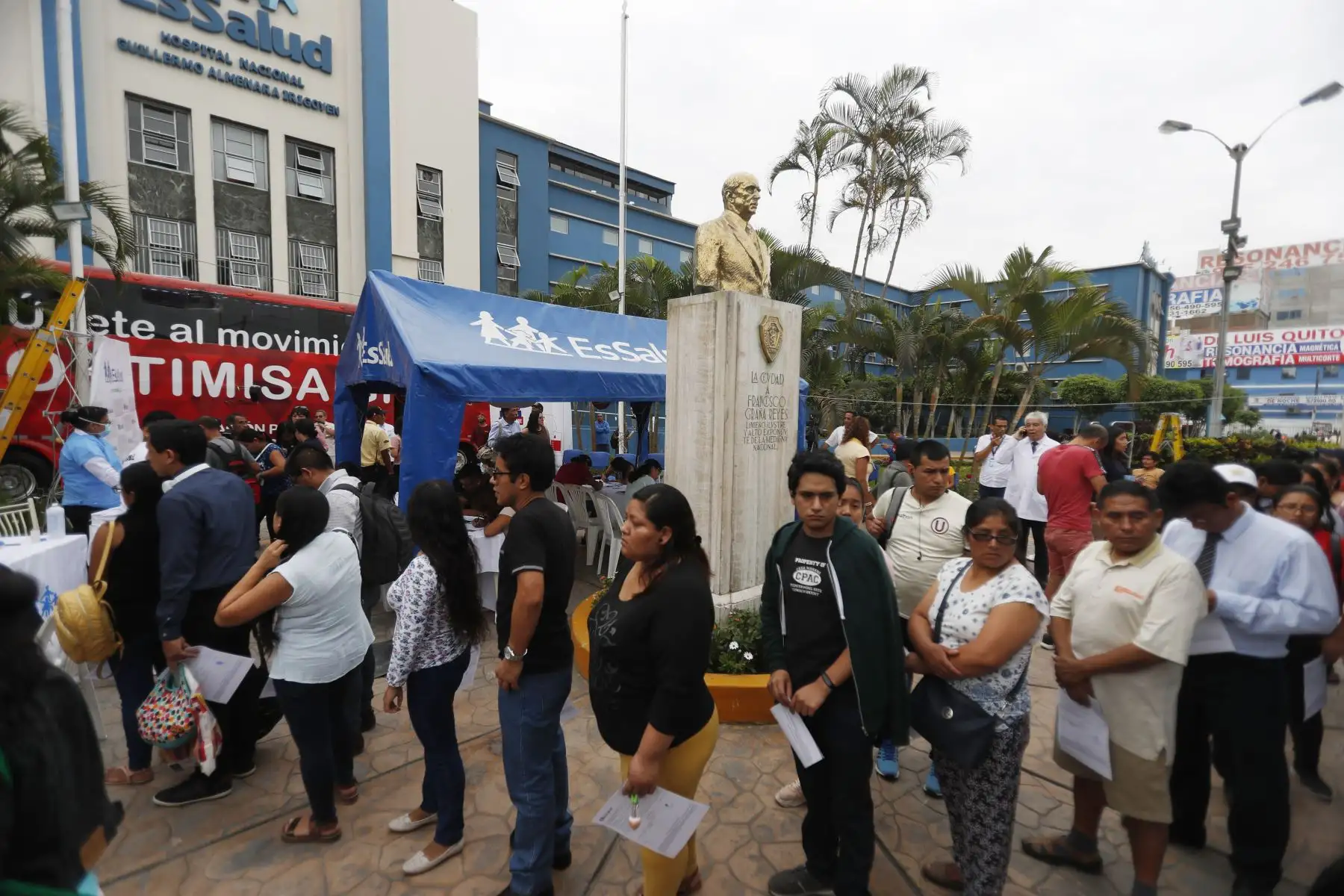 Cientos de personas acuden al Hospital Almenara para donar sangre en solidaridad con las víctimas de Villa el Salvador. Foto: ANDINA/Renato Pajuelo