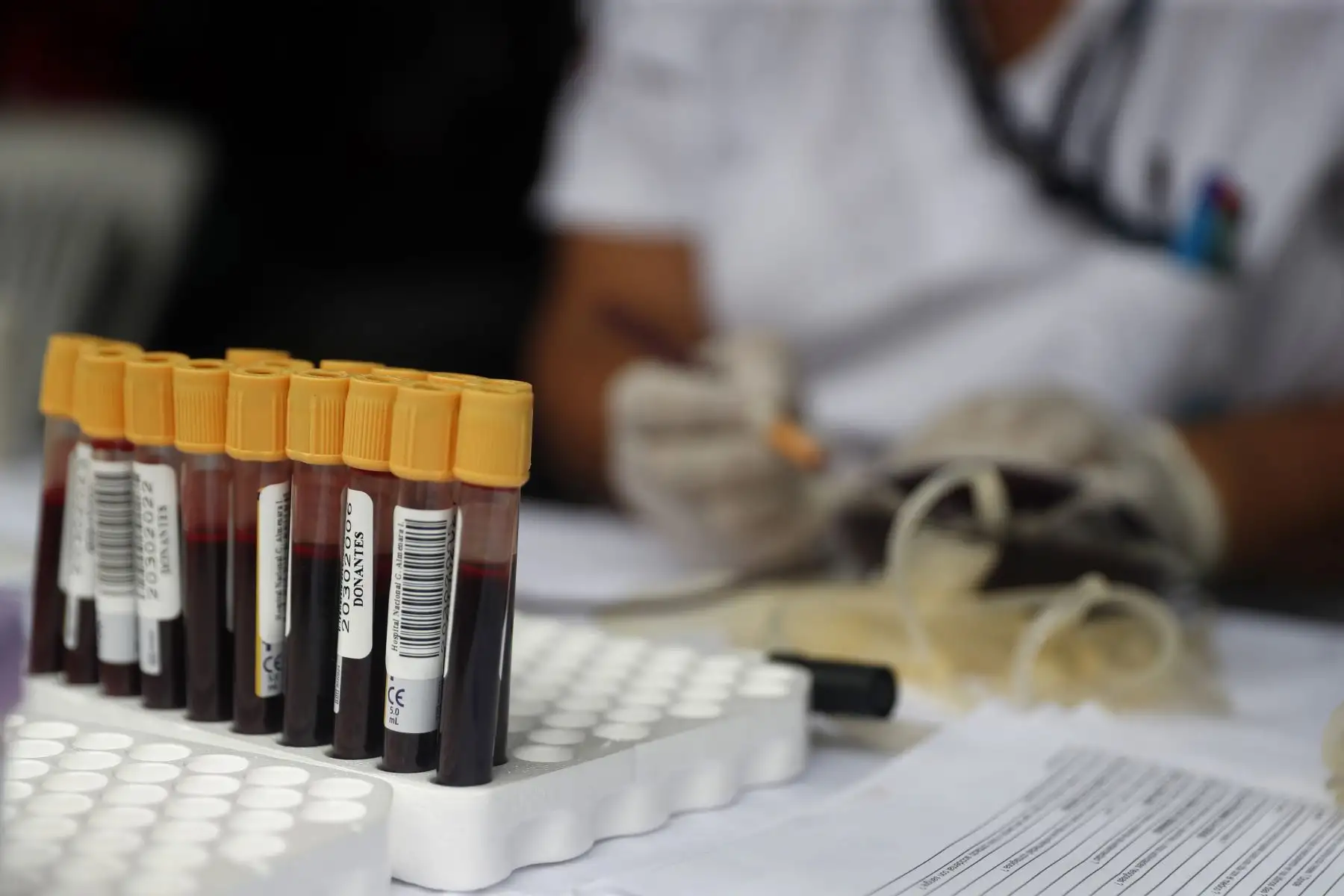 Los anticuerpos de la sangre de las personas que se curan de coronavirus podrían usarse para tratar a otros pacientes, señalan investigadores en Nueva York.