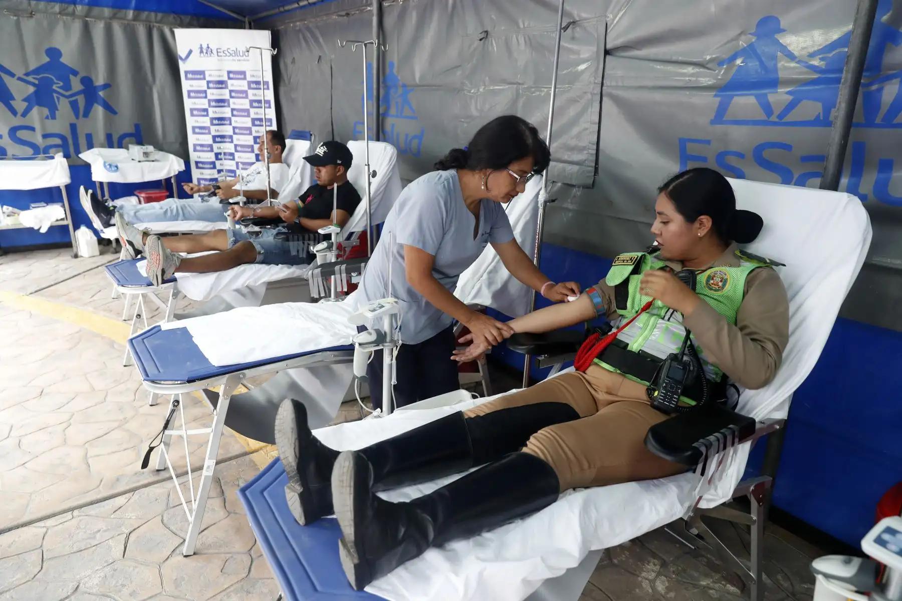 Cientos de personas acuden al Hospital Almenara para donar sangre en solidaridad con las víctimas de Villa el Salvador. Foto: ANDINA/Renato Pajuelo
