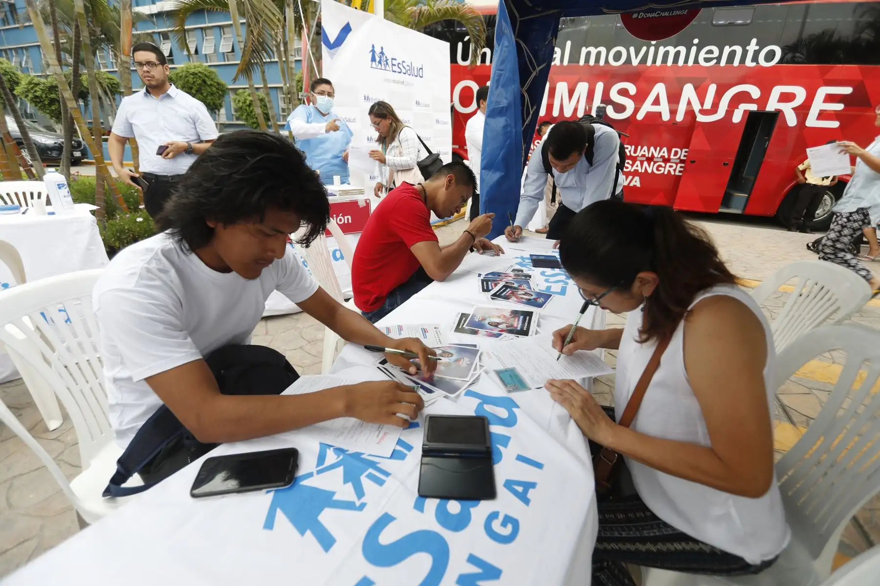 Cientos de personas acuden al Hospital Almenara para donar sangre en solidaridad con las víctimas de Villa el Salvador. Foto: ANDINA/Renato Pajuelo