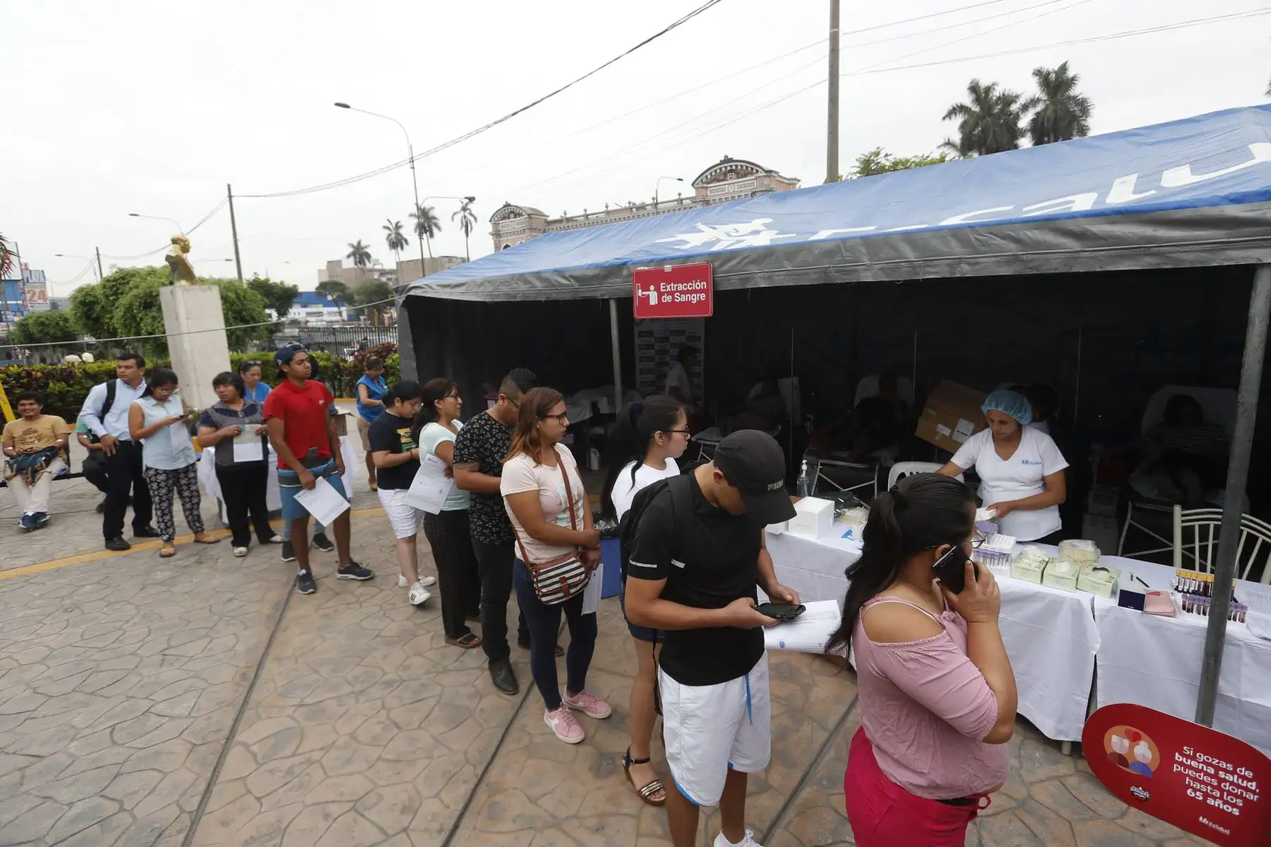 Cientos de personas acuden al Hospital Almenara para donar sangre en solidaridad con las víctimas de Villa el Salvador. Foto: ANDINA/Renato Pajuelo