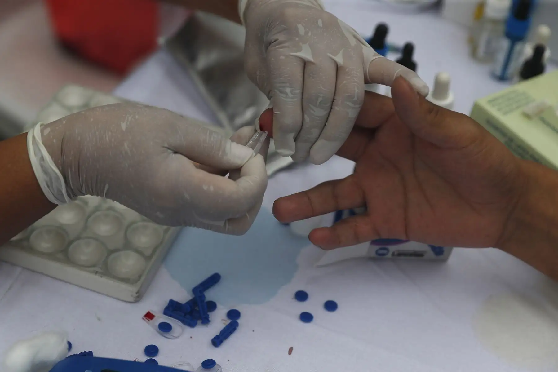 Cientos de personas acuden al Hospital Almenara para donar sangre en solidaridad con las víctimas de Villa el Salvador. Foto: ANDINA/Renato Pajuelo