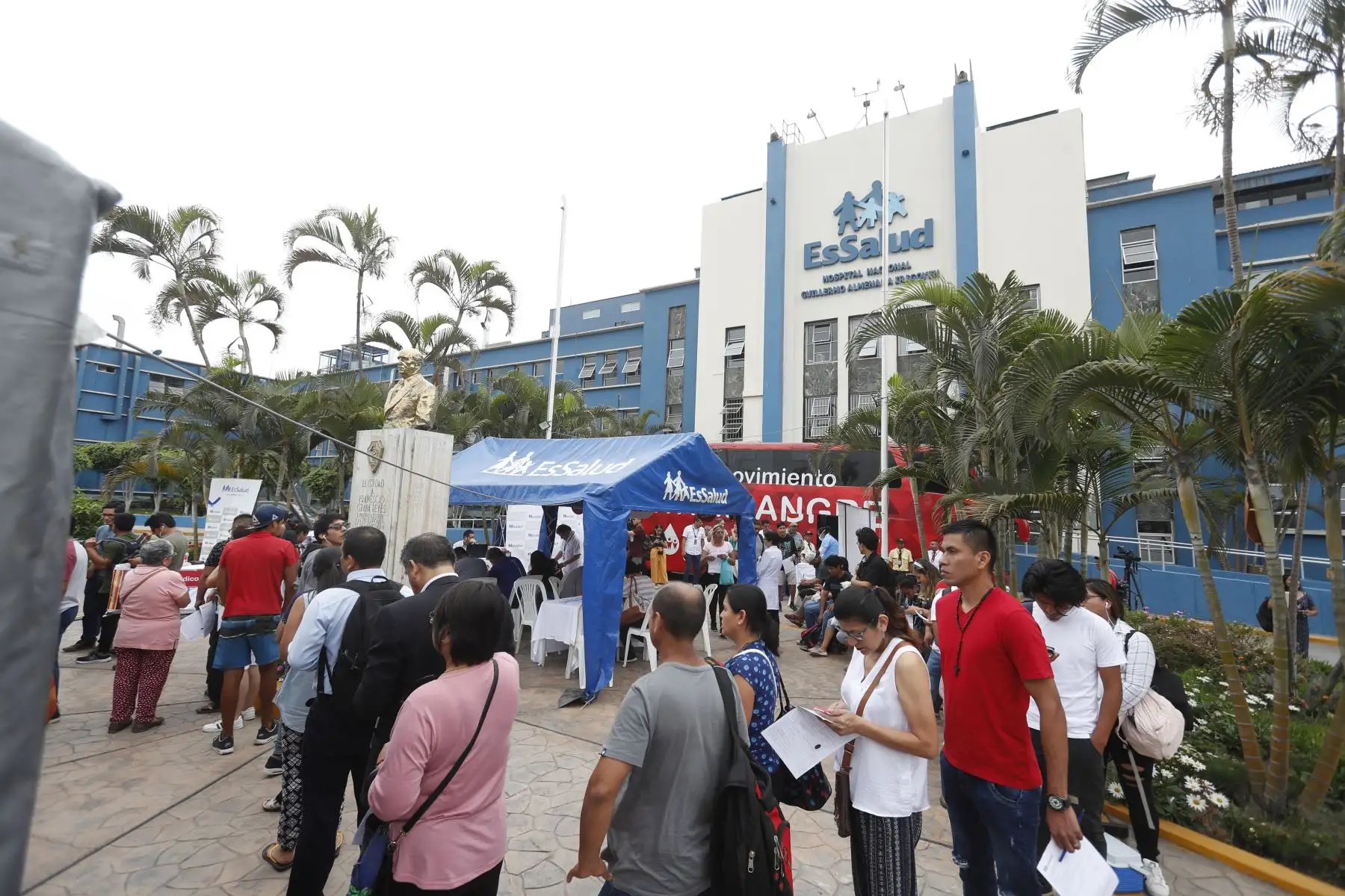 Cientos de personas acuden al Hospital Almenara para donar sangre en solidaridad con las víctimas de Villa el Salvador. Foto: ANDINA/Renato Pajuelo