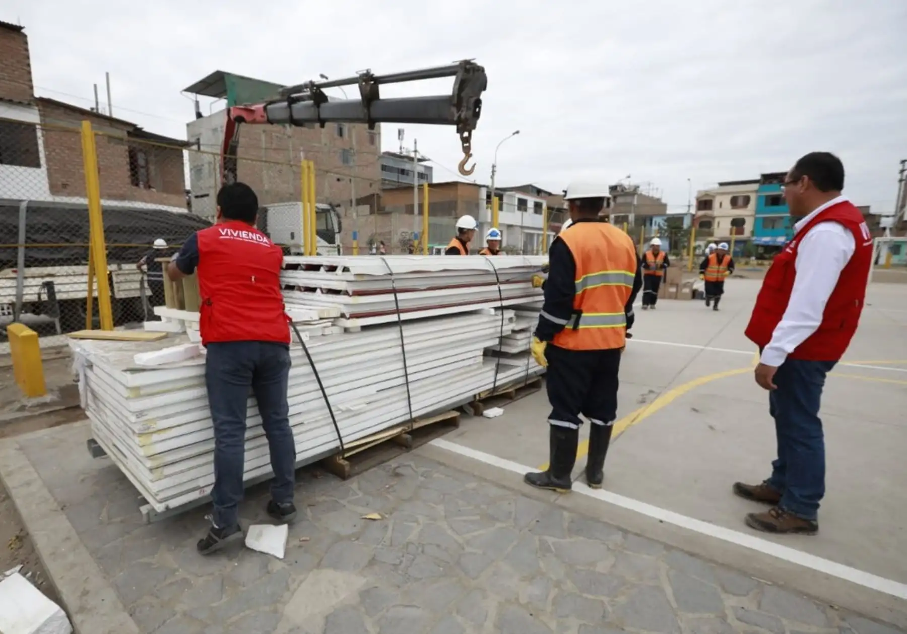 El Ministerio de Vivienda, Construcción y Saneamiento, informó que se ha dispuesto la colocación de un total de diez módulos temporales de vivienda que serán entregados a las familias cuyas casas quedaron inhabitables por la explosión en el distrito de Villa el Salvador.