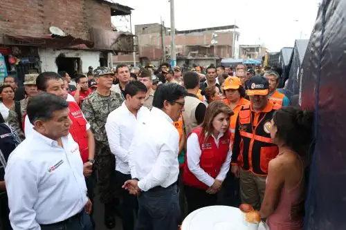Ministros de Estado recorren zona de emergencia en Villa el Salvador