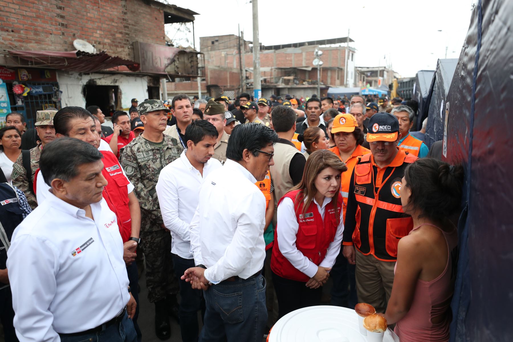 Ministros de Estado recorren zona de emergencia en Villa el Salvador