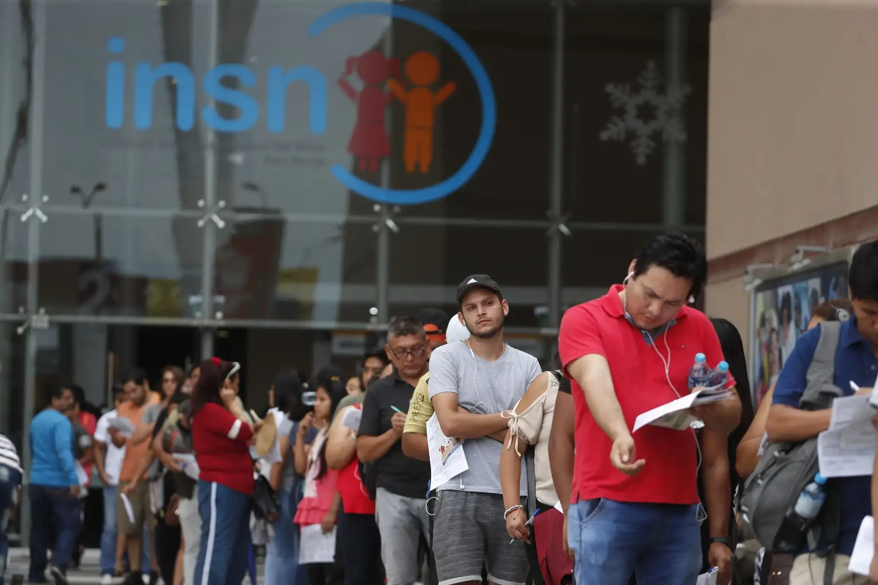 Cientos de personas continuan llegando al Hospital del Niño San Borja para colaborar con la donación de sangre para las víctimas de Villa el Salvador. Foto: ANDINA/Renato Pajuelo