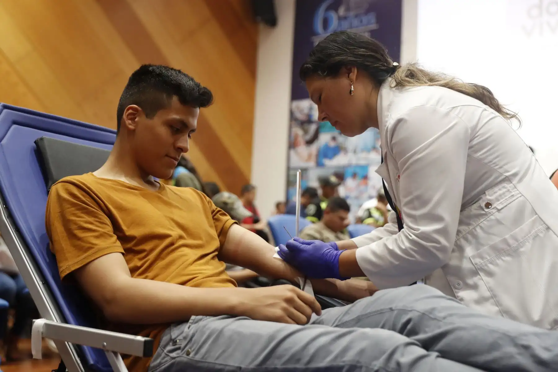 Cientos de personas continuan llegando al Hospital del Niño San Borja para colaborar con la donación de sangre para las víctimas de Villa el Salvador. Foto: ANDINA/Renato Pajuelo