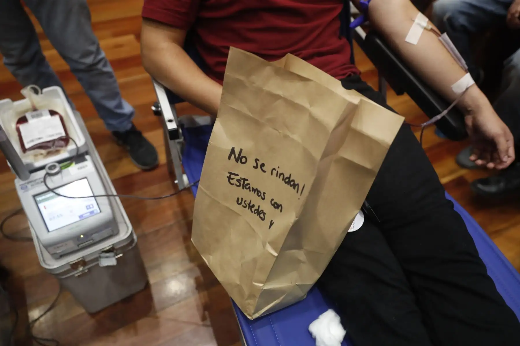 Cientos de personas continuan llegando al Hospital del Niño San Borja para colaborar con la donación de sangre para las víctimas de Villa el Salvador. Foto: ANDINA/Renato Pajuelo