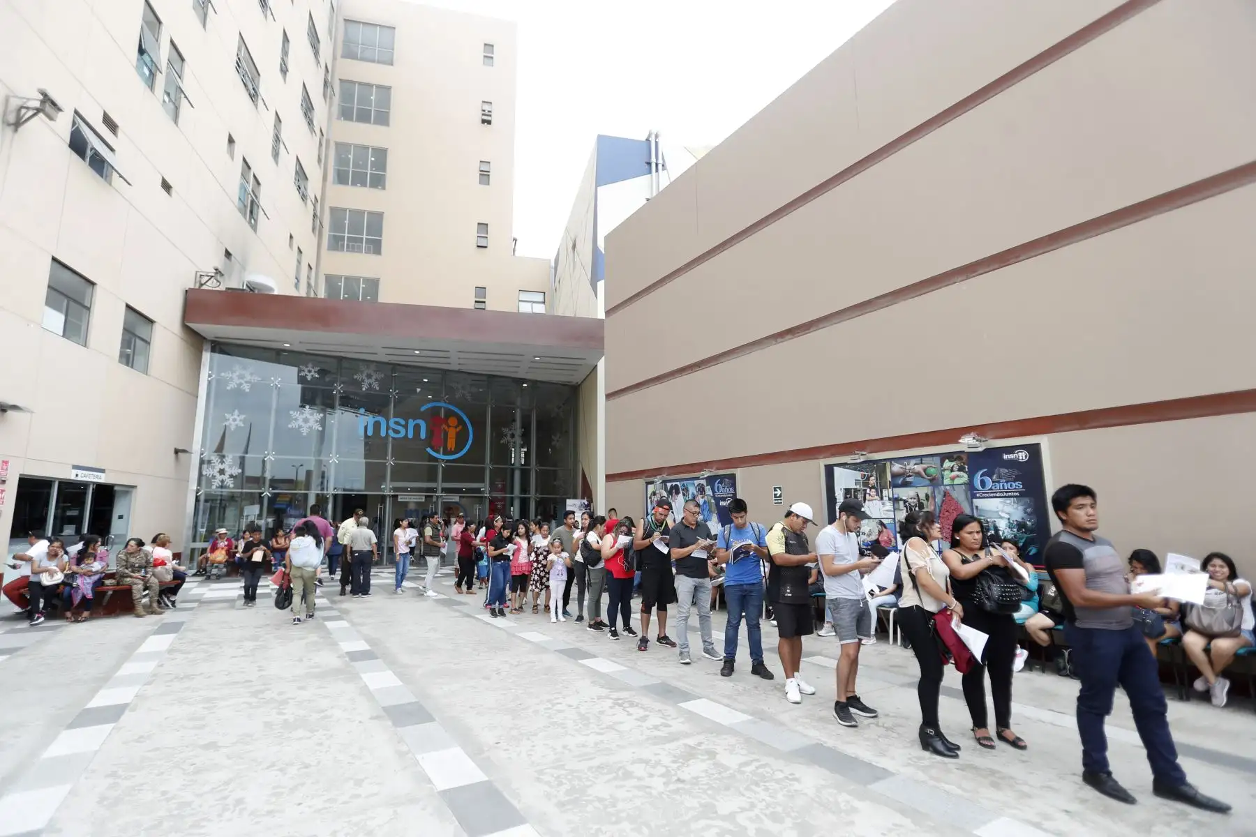 Cientos de personas continuan llegando al Hospital del Niño San Borja para colaborar con la donación de sangre para las víctimas de Villa el Salvador. Foto: ANDINA/Renato Pajuelo