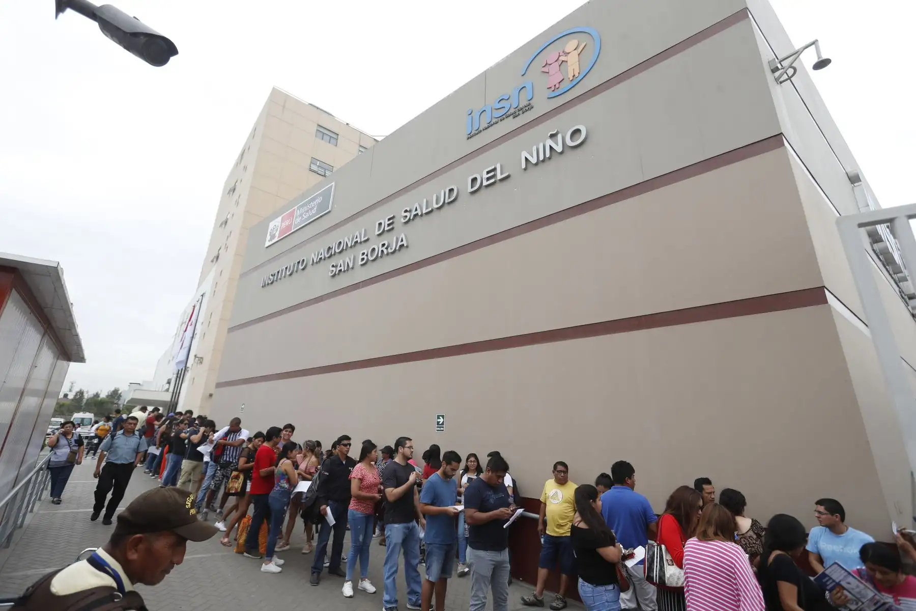Cientos de personas continuan llegando al Hospital del Niño San Borja para colaborar con la donación de sangre para las víctimas de Villa el Salvador. Foto: ANDINA/Renato Pajuelo