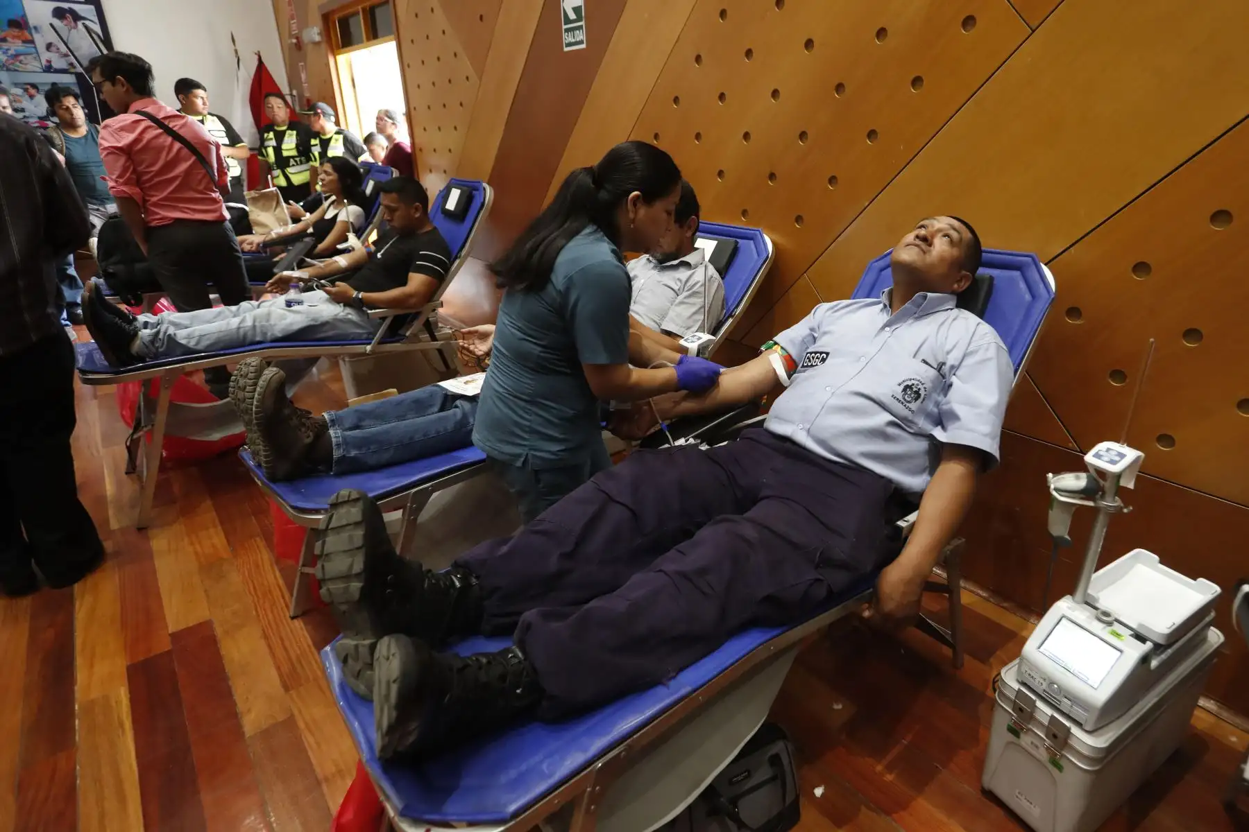 Cientos de personas continuan llegando al Hospital del Niño San Borja para colaborar con la donación de sangre para las víctimas de Villa el Salvador. Foto: ANDINA/Renato Pajuelo